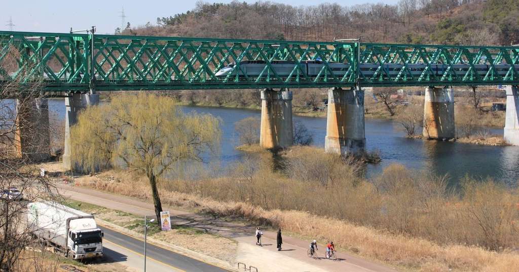 Водитель оставил фуру под мостом, чтобы спасти мужчину от суицида Водитель оставил фуру под мостом, чтобы спасти мужчину от суицида