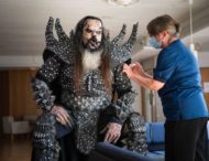 Фронтмен Lordi пришел на вакцинацию в сценическом костюме