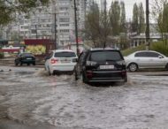 Мужчина рыбачил на затопленной улице с надувного матраса