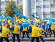 Біля дніпровського флагштока відзначити День Державного Прапора зібралися тисячі людей
