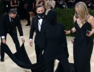 «Костюм чужого». Наряд Ким Кардашьян на Met Gala 2021 стал мемом в Сети