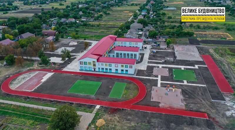 В Днепропетровской области завершают реконструкцию школьного стадиона (фото) В Днепропетровской области завершают реконструкцию школьного стадиона (фото)