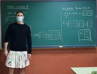 Начальная школа Шотландии просит мужчин и мальчиков носить юбки для «равенства» Начальная школа Шотландии просит мужчин и мальчиков носить юбки для «равенства»