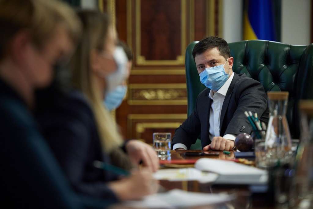 Покращення епідемічної ситуації в Україні та протидію новому штаму COVID-19 «Омікрон» обговорили на селекторній нараді у Президента