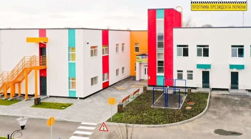 На Днепропетровщине на месте пустыря построили детский сад (фото) На Днепропетровщине на месте пустыря построили детский сад (фото)