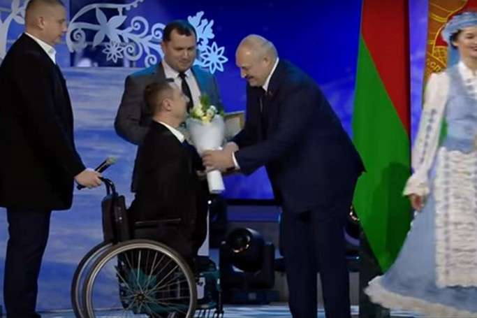 Лукашенко вручил букет мужчине без рук (видео)