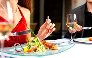 Ресторан во Франции начал предлагать бесплатный напиток гостям, которые не «сидят» в телефоне