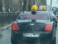 На дорогах Киева заметили элитный Bentley в службе такси (ФОТО)