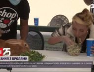 Американка опередила двух кроликов в конкурсе по поеданию салата (ФОТО, ВИДЕО)