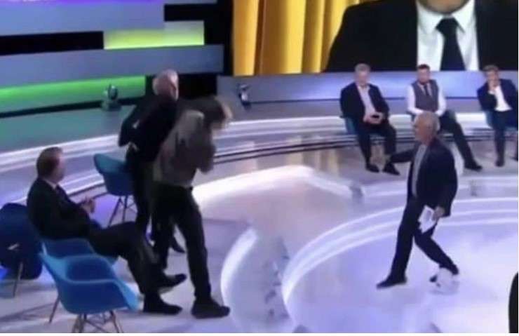 Драка Шуфрича и Бутусова в прямом эфире: соцсети отреагировали мемами (ФОТО) Драка Шуфрича и Бутусова в прямом эфире: соцсети отреагировали мемами (ФОТО)