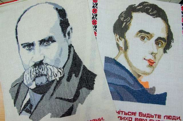 В областной библиотеке открыли выставку работ мастера вышивки из Днепропетровщины (фото)