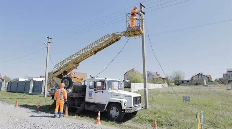 За добу енергетики ДТЕК повернули електропостачання у 3,5 тисячі осель Дніпропетровщини, знеструмлених через обстріли