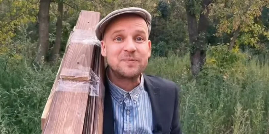 «У домашніх умовах». Зірка Кварталу 95 зняв гумористичне відео про українського пенсіонера, який виготовляє дерев’яні Хаймарси