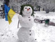 Українці ліплять у дворах сніговиків-патріотів: кумедні фото