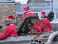 Особенное Рождество: “пьяные” Санта-Клаусы на БМП устроили хаос в британской деревне (видео)