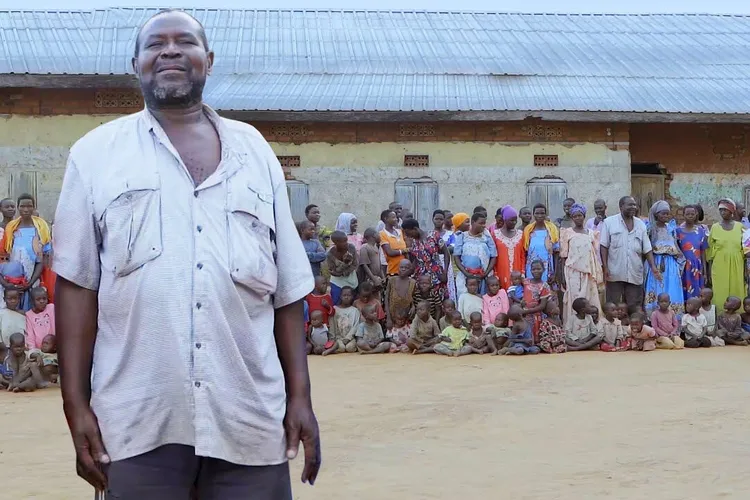 Фермер з Уганди попросив 12 своїх дружин приймати протизаплідні пігулки, бо батько не може прогодувати 102 дітей