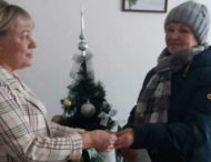 На росії матері загиблого окупанта вручили пакет із мандаринами і вітальну листівку