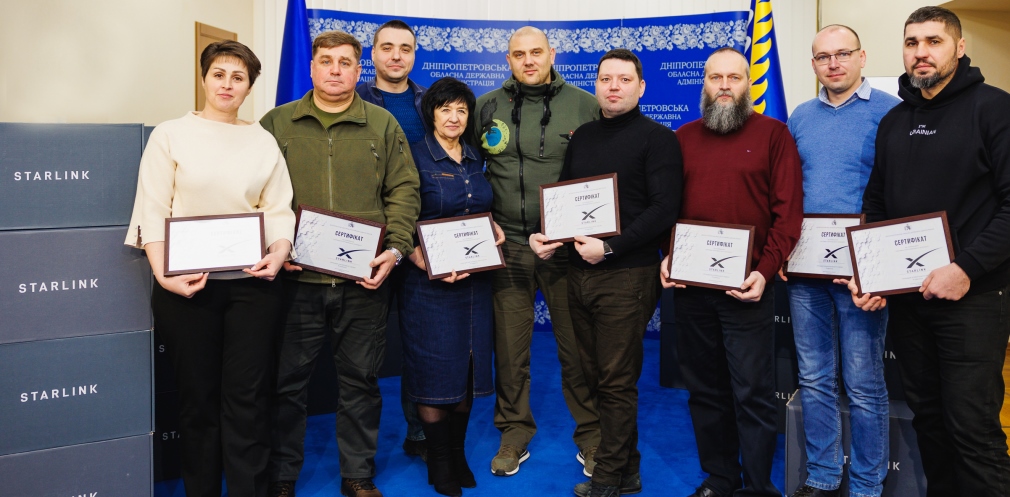 Щоб люди залишалися на зв’язку попри знеструмлення: районам Дніпропетровщини передали станції Starlink Щоб люди залишалися на зв’язку попри знеструмлення: районам Дніпропетровщини передали станції Starlink