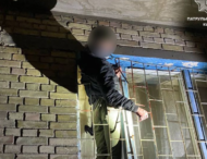 У Києві чоловік намагався потрапити у квартиру через вікно та застряг в решітці, фото