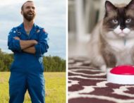 Відеоблогер насмішив YouTube, навчивши кішку запускати ракету (ВІДЕО)