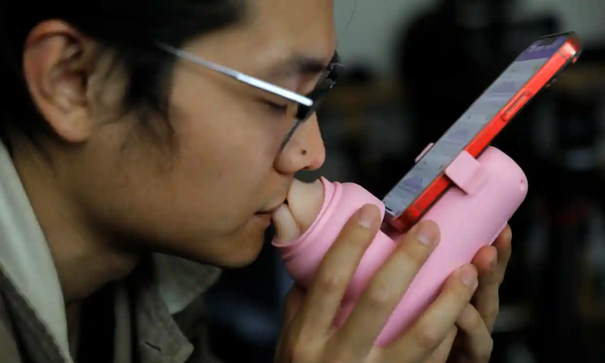 Китайський стартап винайшов машину для поцілунків на відстані
