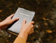 У США батьки вимагають вилучити Біблію зі шкільних бібліотек через “порнографічний” вміст