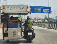 Житель Таїланду купив спеціальний візок для мотоцикла, щоб возити із собою 11 кішок. ФОТО
