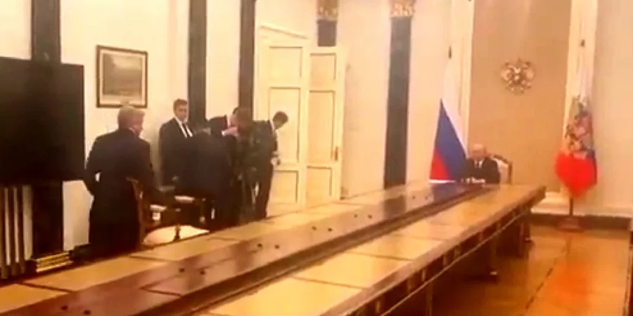 Жалюгідне видовище. Путін наважився підпустити до себе одного зі своїх посіпак всього на кілька метрів — відео