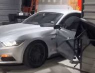Не зачинив двері: американець на Ford Mustang потрапив у дивну ДТП (відео)