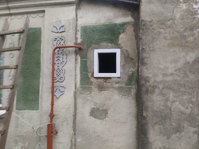 У Рівненському районі чоловік застряг у вікні, коли намагався проникнути до своєї хати