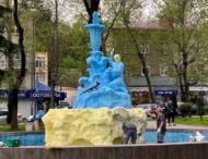 У російському Туапсе у жовто-сині кольори пофарбували міський фонтан