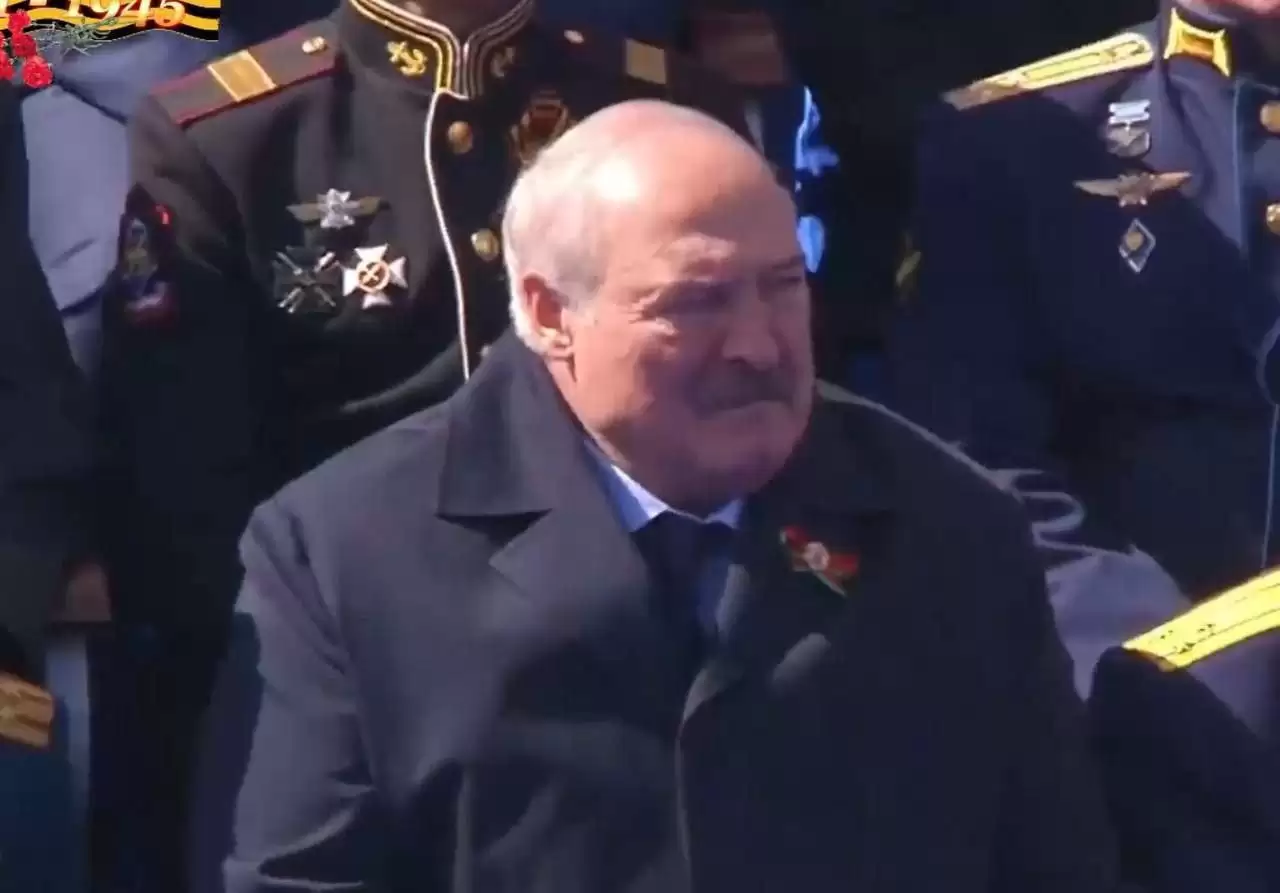 У соцмережах сміються над фото Лукашенка і Путіна з параду в Москві