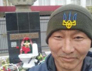 В Казахстані чоловік приніс унітаз до пам’ятника Жукову на 9 травня: епічні фото