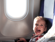 Цілих 90 хвилин: чоловік дозволив дитині кричати в літаку, щоб позлити пасажира