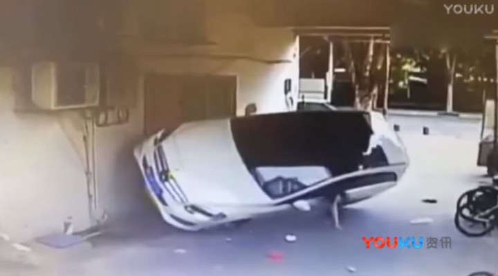 Оригінальне паркування китаянки спантеличило інтернет (відео) Оригінальне паркування китаянки спантеличило інтернет (відео)