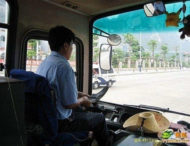 Китаєць вирвав кермо у водія та перевернув автобус (відео)