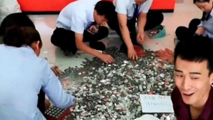 Китаянка розплатилася за автомобіль 66-ма мішками монет (відео) Китаянка розплатилася за автомобіль 66-ма мішками монет (відео)