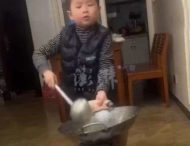 Хлопчик навчився не лише готувати, а й одночасно танцювати (ВІДЕО)