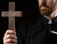 Хотів дізнатися “гріхи”: у США ресторан найняв фальшивого священника для персоналу