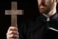 Хотів дізнатися “гріхи”: у США ресторан найняв фальшивого священника для персоналу