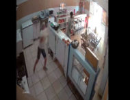 Бразильська прибиральниця відбилася від грабіжника відром із водою (відео)
