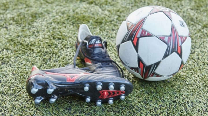 Футболіст провалився під землю, святкуючи забитий гол (відео) Футболіст провалився під землю, святкуючи забитий гол (відео)