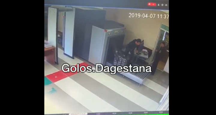 Пасажир заліз у рентген-сканер разом із багажем (відео) Пасажир заліз у рентген-сканер разом із багажем (відео)