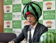 В Японії мер міста прийшов на пресконференцію в шапці у формі кавуна (фото)