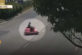 Жінка проїхалася дитячим автомобілем по жвавій трасі в китаї (відео)