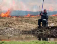 Непорушний рибалка на тлі пожежі став мемом (відео)