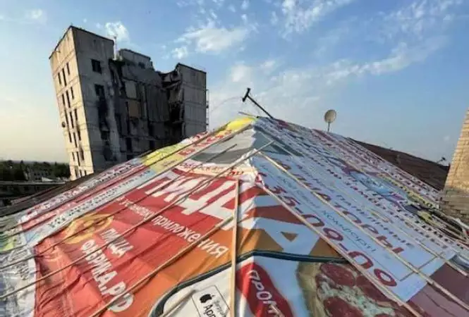 “Ремонт по-кацапськи”: У мережі показали, як окупанти “ремонтують” дахи у Сєвєродонецьку