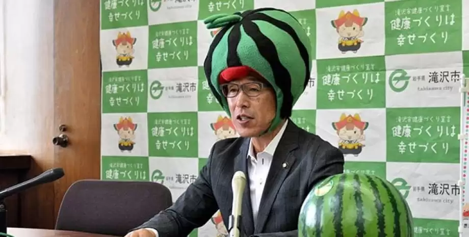 В Японії мер міста прийшов на пресконференцію в шапці у формі кавуна (ФОТО)