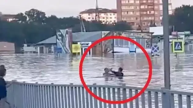 У затопленому Уссурійську росіяни влаштували бійку по шию у воді