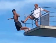 Боявся спуститися: рятувальник зіштовхнув ногою людину з 10-метрової висоти (відео)